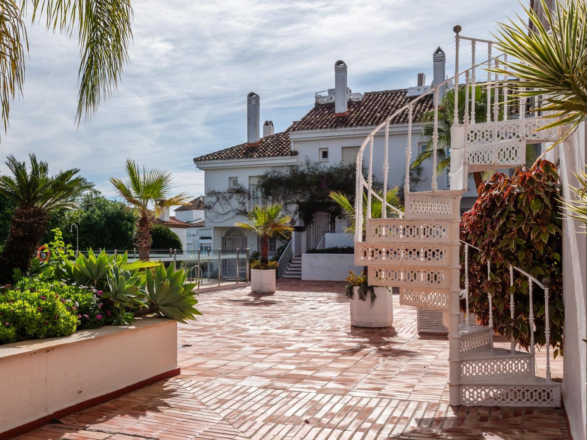 3 Bdrm Stylish Apt W Pool In Puerto Banus Marbella Exterior photo